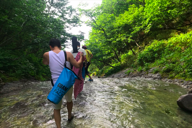 穿著輕便造訪瀑布