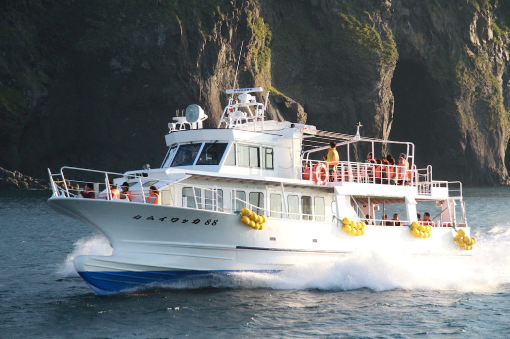 哥吉拉岩觀光 知床半島宇呂登觀光船